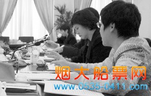 　　与会人员认真讨论市委常委会工作报告。本报记者